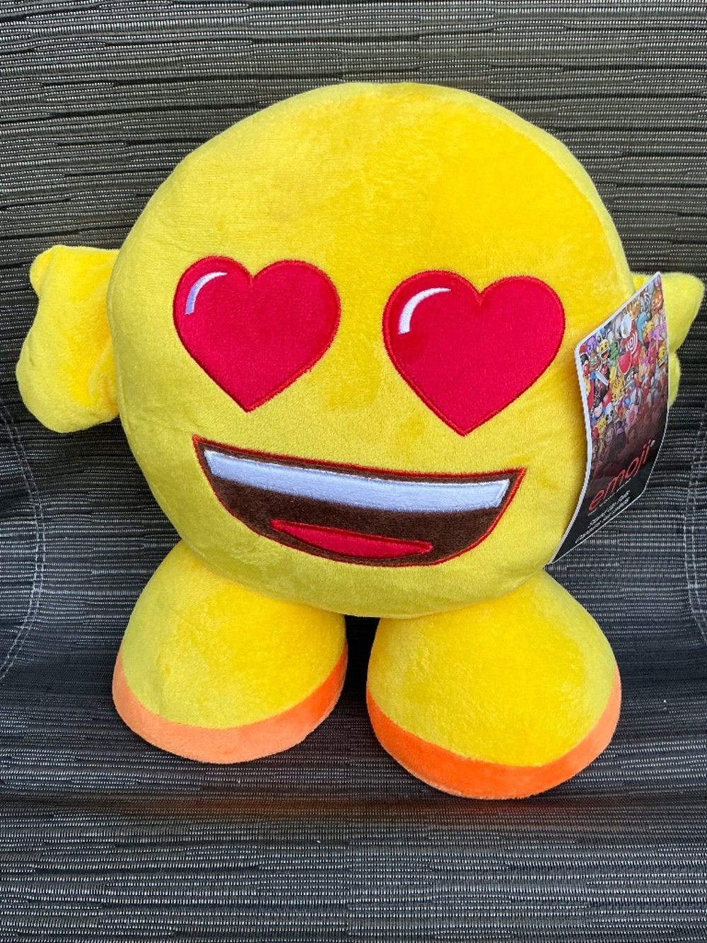 Emoji The Iconic Brand Heart Eyes Stand Up Pals Plush Stuffed Toy Yellow NWT